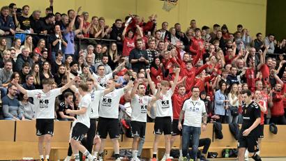 Bild: Hubert Ziegler
Riesenjubel bei den Fans der "Roten Wand" und den Spielern des HC Sulzbach-Rosenberg über den 38:33-Auswährtserfolg im Derby bei der HG Amberg.