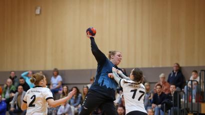 Bild: Dieter Jäschke
In ihrem letzten Spiel vor heimischen Fans gab Maria Schlosser (blaues Trikot) noch einmal alles. Allerdings war der langjährigen Leistungsträgerin, die ihre aktive Karriere beendet, gegen den HC Forchheim kein Sieg vergönnt.