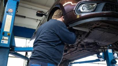 Archivbild: Hannes P Albert/dpa
Die Preise für Autoreparaturen haben deutlich angezogen.