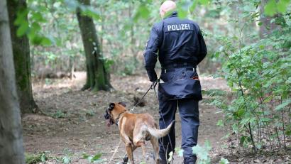 Archivbild: Bodo Marks/dpa
Mit großen Suchaktionen hatte die Polizei etwa im Altonaer Volkspark in Hamburg nach der vermissten Hilal gesucht.