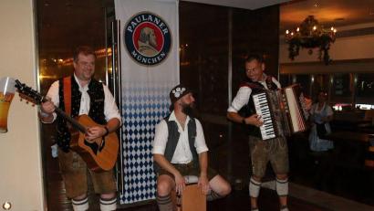 Bild: Ancil Akshith Pereira
"D'Stodara & Er" bei ihrem Auftritt in Dubai.