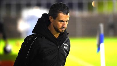 Bild: Gerhard Büttner
Ein nachdenklicher Michael Riester: Der Trainer der SpVgg SV Weiden ist mit vielen Dingen in dieser Saison aber auch zufrieden.