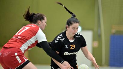 Bild: Hubert Ziegler
Martina Kardos (rechts/Szene aus einem früheren Spiel) von der HG Amberg zeigte gegen Erlangen II eine sehr gute Leistung. Dennoch reichte es am Ende nicht zum Sieg.