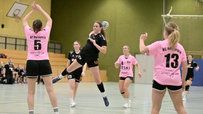 Bild: Hubert Ziegler
Christina Vogel (Mitte) von der HG Amberg traf 7 Mal beim Sieg gegen den HC Hersbruck. Ähnlich gut muss es am Sonntag auch gegen den Landesliga-Absteiger TV Erlangen-Bruck laufen, um etwas Zählbares mitzunehmen.