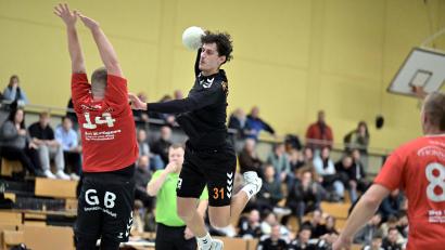 Archivbild: Hubert Ziegler
Bernhard Lehmeier (im schwarzen Trikot) von der HG Amberg in Aktion. Im ersten Spiel des Jahres wartet am Samstagabend das Derby gegen die HSG Nabburg/Schwarzenfeld auf die Amberger.