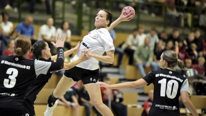 Archivbild: Hubert Ziegler
Sophie Last (am Ball) trifft im Trikot des HC Sulzbach auf ihren ehemaligen Verein HV Oberviechtach.