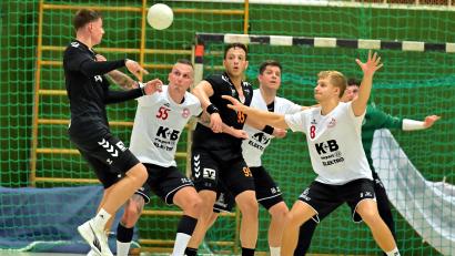 Bild: Hubert Ziegler
Julian Schaller (links/Szene aus dem Spiel gegen Sulzbach) traf beim BOL-Spitzenspiel der HG Amberg beim TV Erlangen-Bruck acht Mal. Die Partie ging dennoch knapp verloren.