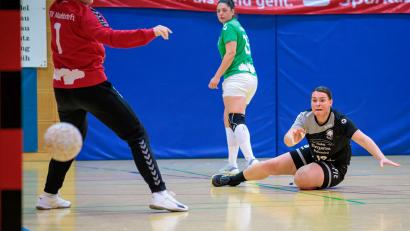 Bild: gud
Kerstin Schöberl (rechts/Szene aus einem früheren Spiel) traf sechs Mal für den HV gegen die TSG Estenfeld.