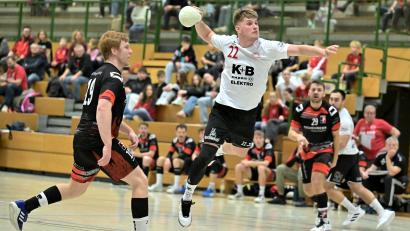 Bild: Hubert Ziegler
David Tous (am Ball) vom HC Sulzbach kann in dieser Szene freistehend am Kreis auf das Regensburger Tor werfen. Beim ungefährdeten Sieg traf er dreimal für den HC.