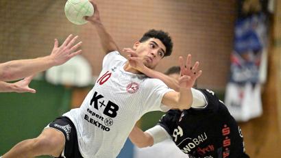 Bild: Hubert Ziegler
Der A-Jugendliche Jahn Attije vom HC Sulzbach sorgte mit seinem quirligen Spiel für viel Unruhe in der Abwehr des TV Erlangen-Bruck II. Hier setzt er sich am Kreis durch und erzielt einen seiner vier Treffer.