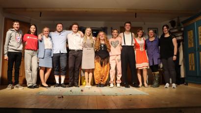 Bild: Christoph Forster
Die Akteure der Theatersaison 2025: Lukas Biegerl (von links), Rebecca Fuchs, Franziska Lobinger, Martin Fuchs, Stefan Luber, Lena Scheck, Carolin Hampp, Lena Forster, Peter Schichtl, Erika Biegerl, Daniela Ziereis und Franziska Baier.