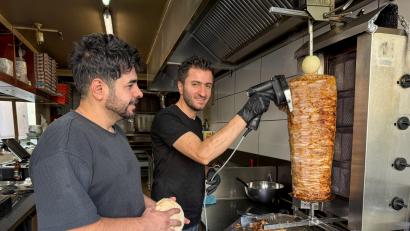 Bild: Petra Hartl
Lazoo Faiq (links) war bislang Chef von Magma und Pizza Avanti. Beide Imbissläden hat er nun abgegeben, er verlässt die Stadt. Pizza Avanti wird künftig von seinem Bruder Kardo Faiq (rechts) geführt.