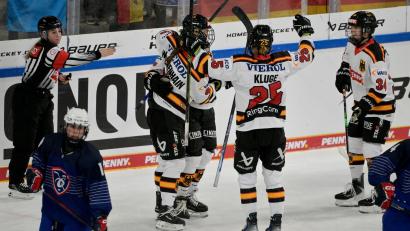 Bild: Peter Kneffel/dpa
Deutschlands Spielerinnen bejubeln das Führungstor