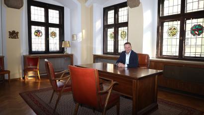 Bild: Pressestelle Stadt Weiden i.d.OPf.
Oberbürgermeister Jens Meyer lädt zur offenen Bürgersprechstunde im historischen Amtszimmer des Alten Rathauses am 12. November in Weiden ein.