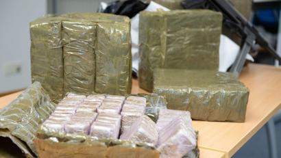 Bild: Timm Schamberger/dpa
Im Kühlschrank eines mutmaßlichen Drogenschmugglers finden Zollbeamte Haschisch - getarnt als Dubai-Schokolade. (Symbolbild)