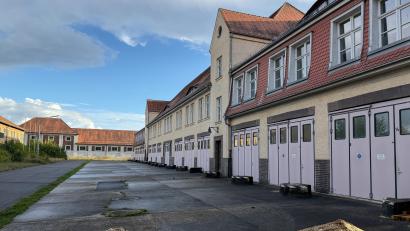 Bild: Petra Hartl
Hier in den ehemaligen Stallungsgebäuden der Leopoldkaserne in Amberg wünscht sich Daniel Holzapfel ein Zentrum für Vereine, Kunst und Kultur. Dieser Antrag wurde auf der Bürgerversammlung diskutiert.