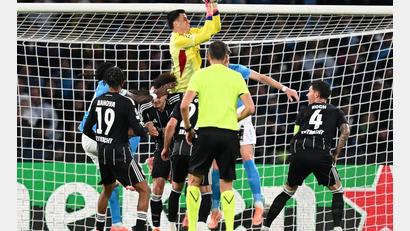 Bild: Arne Dedert/dpa
Die Spieler von Eintracht Frankfurt um Robin Koch (r) vermissten beim Gastspiel in Neapel die eigenen Fans.