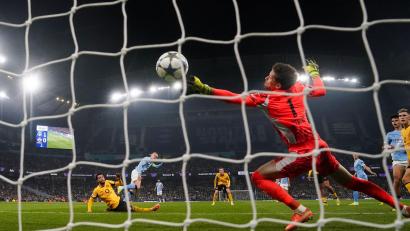 Bild: Nick Potts/PA Wire/dpa
BVB-Torwart Gregor Kobel konnte die Niederlage nicht verhindern.