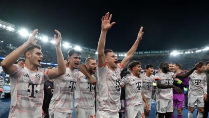 Bild: Federico Gambarini/dpa
Bayerns Spieler jubeln nach dem Spiel.