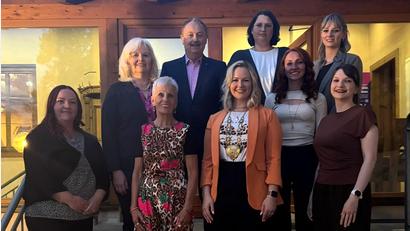 Bild: Jürgen Mühl
Anja Weigl mit dem neuen Vorstand der Narrhalla Rot-Gelb Amberg.