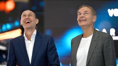 Bild: Johannes Neudecker/dpa
Volkswagen-Chef Oliver Blume (r) und Volkswagen-Vorstandmitglied für China, Ralf Brandstätter, in Shanghai. Der Konzern investiert trotz Schwierigkeiten viel Geld in die neue Technologie.