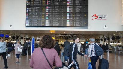 Bild: Virginia Mayo/AP/dpa
Am Dienstagabend kam der Flugbetrieb am Brüsseler Flughafen wegen Drohnen zweimal zum Erliegen.