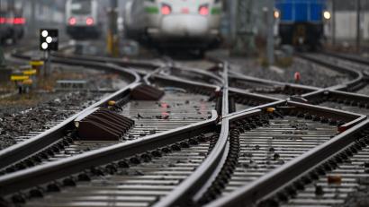 Bild: Hendrik Schmidt/dpa
Die Deutsche Bahn will in einem Pilotprojekt erstmals „grünen“ Stahl in Schienen verbauen. (Archivbild)