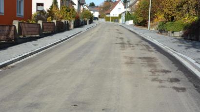 Bild: jr
Über eine nagelneue Straße dürfen sich die Anwohner der Kanonikus-Mehler-Straße freuen, die ab sofort wieder für den Verkehr frei ist.