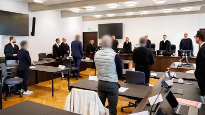 Bild: Daniel Karmann/dpa
Der durch den mutmaßlichen Betrug für die Krankenkassen entstandene Schaden beläuft sich laut Anklage auf mehr als 9,8 Millionen Euro.