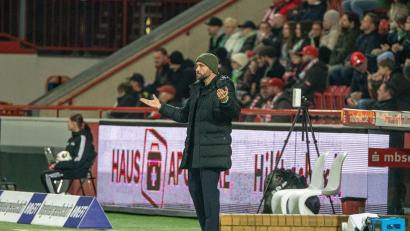 Bild: Matthias Koch/dpa
Union Berlins Trainer Stephan Lerch muss lange auf seine Spielerin Korina Janez verzichten. (Archivbild)