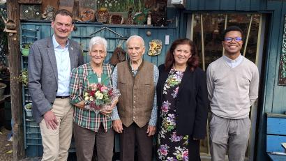 Bild: prh
Irmgard und Ewald Kische (Zweite und Dritter von links) feierten Eiserne Hochzeit. Dazu gratulierten Bürgermeister Ernst Schicketanz, Tochter Regina Kestel und Pfarrvikar Dr. Justin Kishimbe (von links).