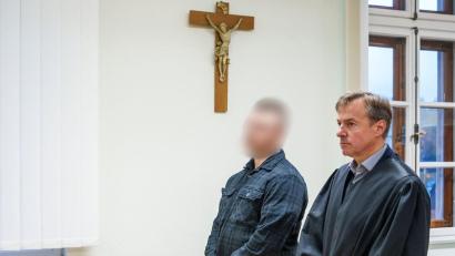 Bild: Andreas Arnold/dpa
Der Angeklagte äußert sich vor Gericht nicht selbst zu den Vorwürfen. (Archivbild)