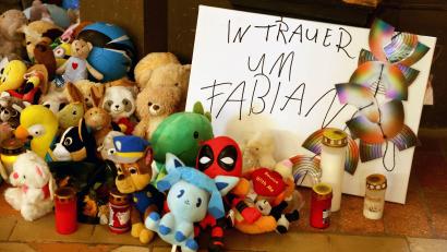 Bild: Bernd Wüstneck/dpa
Kuscheltiere und Kerzen zum Gedenken an Fabian.