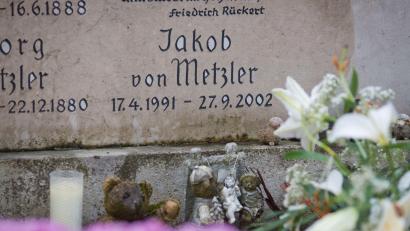 Bild: Frank Rumpenhorst/dpa
Der verurteilte Mörder von Jakob von Metzler bleibt weiter in Haft. Sein Antrag auf vorzeitige Entlassung liegt vorerst auf Eis – er hat das Prüfverfahren gestoppt. (Archivbild)