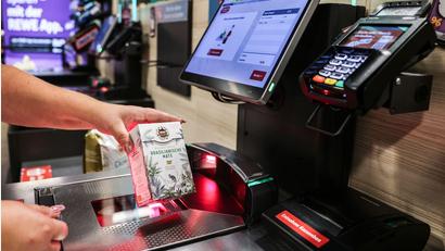 Bild: Oliver Berg/dpa
SB-Kassen sind im deutschen Einzelhandel inzwischen weit verbreitet.