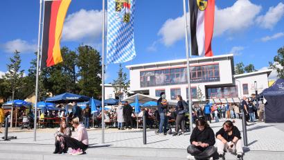 Bild: bö
Der neu angelegte Rathausplatz in der Neuen Mitte ist ein zentraler Treffpunkt der Gemeinde.