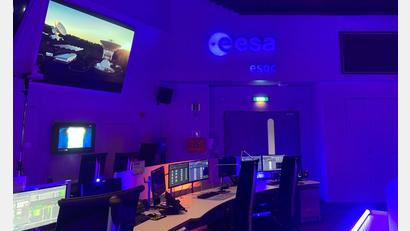 Bild: Oliver Pietschmann/dpa
Der neue Erdbeobachtungssatellit soll vom Kontrollzentrum aus gesteuert werden. (Archivbild)