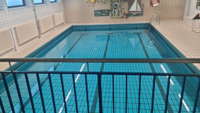 Bild: sne
12,55 Meter lang und 61 Jahre alt ist das Lehrschwimmbecken der Grund- und Mittelschule. Vielleicht wird es schon bald durch einen Neubau ersetzt.