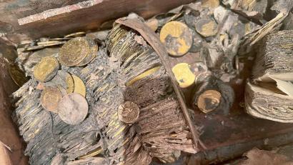 Bild: -/Nusmismatica Ars Classic/dpa
So sah der Münzschatz aus, als er aus der Erde geholt wurde.