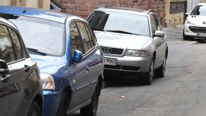 Bild: Uli Deck/dpa
Bis zu einer gewissen Restbreite dulden viele bayerische Städte auf Gehwegen abgestellte Autos. (Symbolbild)