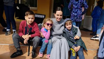 Bild: Maksym Kozutsky/Lviv City Hall/AP/dpa
Bereits bei ihrem ersten Besuch kurz nach Kriegsbeginn erregte US-Schauspielerin Angelina Jolie großes Aufsehen. (Archivbild)