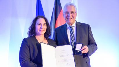 Bild: Timm Schamberger / Bayerische Staatskanzlei
Anita Nonnenmacher erhält im Aufseßsaal des Germanischen Nationalmuseums in Nürnberg für ihre Verdienste im Ehrenamt aus der Hand von Innenminister Joachim Herrmann die Auszeichnung.