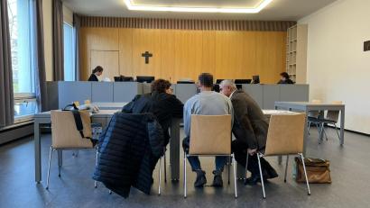 Bild: juh
Der 36-jährige Mann aus Syrien (Mitte) soll mehrfach Menschen nach Deutschland geschleust und dabei als führendes Mitglied einer Bande agiert haben. Nun verurteilte ihn die große Kammer am Landgericht zu einer mehrjährigen Haftstrafe.