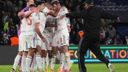 Bild: Thibault Camus/AP/dpa
Vincent Kompany (r) stürmt auf den Rasen, um nach dem großen Sieg mit seinen Spielern im Kreis zu jubeln.