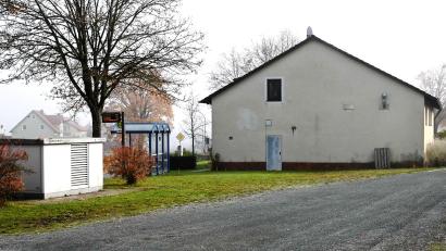 Bild: gf
Hier an der Rückseige des Gerätehauses soll in Poppenricht angebaut werden.