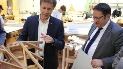 Bild: HWK/Bockholt
Bei einem Rundgang mit dem stellvertretenden HWK-Hauptgeschäftsführer Hans Schmidt (links) überzeugte sich Wirtschaftsstaatsekretär Tobias Gotthardt von der hohen Ausbildungsqualität im Bildungszentrum.