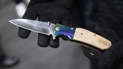 Symbolbild: Paul Zinken/dpa
Beamte der Polizeiinspektion Sulzbach-Rosenberg kontrollierten am Dienstagabend eine Gruppe Jugendlicher. Einer von ihnen hatte ein verbotenes Messer in seiner Jackentasche.