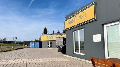 Bild: Gabi Schönberger
Der Firmensitz der SAS Softec GmbH in Altenstadt/WN. Das Unternehmen hat in Wernberg-Köblitz ein drei Hektar großes Grundstück gekauft. Der Plan war, dort Produktionshallen und ein Verwaltungsgebäude zu errichten.