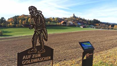 Bild: Portner
Die Stadt Oberviechtach wirbt mit ihren Goldstücken auch am Fernwanderweg Goldsteig, der bei der Burg Murach (Hintergrund) vorbeiführt.