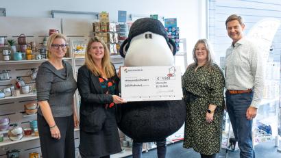 Bild: Sheepworld
Maskottchen "Sören" übergibt den symbolischen Scheck im Beisein von Melanie Greiner, Geschäftsführerin Sheepworld AG, Natascha Wolf, Vertreterin des SOS Kinderdorfs Immenreuth, Claudia Poppel Teamleitung Marketing und Thomas Schaller Geschäftsführer Sheepworld AG (von links).